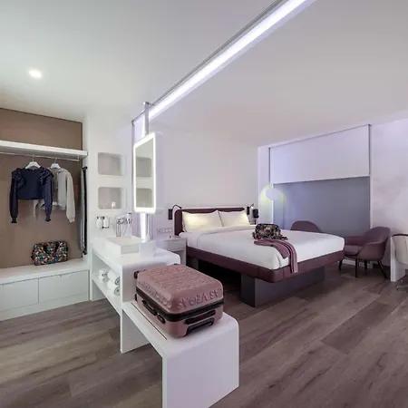 Hotel Yotel Airport, Entrance 2*