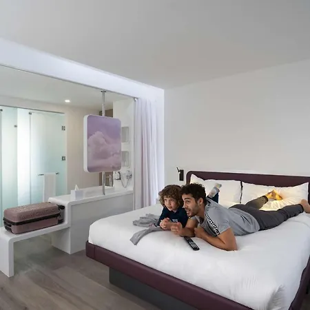 Yotel Airport, Entrance 2*