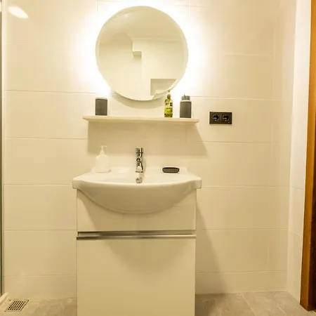 Spacious And Comfy 2br In The Heart Of Cihangir