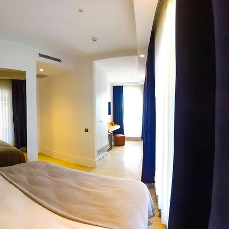Maroon Tomtom Hotel 3*