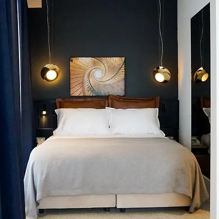 Maroon Tomtom Hotel 3*