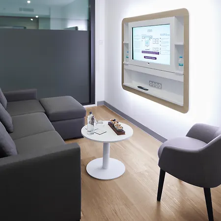 Yotel Airport, Entrance