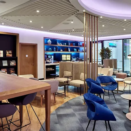 Yotel Airport, Entrance 2*