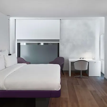 Hotel Yotel Airport, Entrance