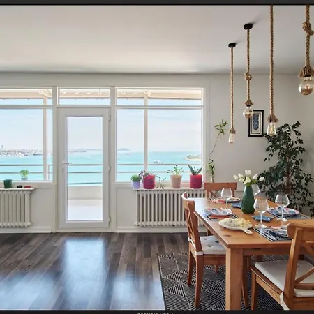 A Million Dollar View In The Heart Of The Apartment