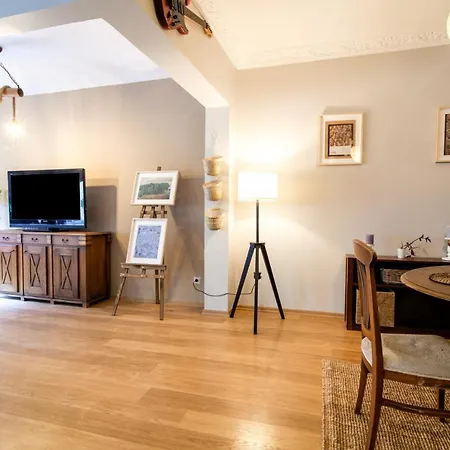 Vibrant Flat With Balcony In Sisli شقة *