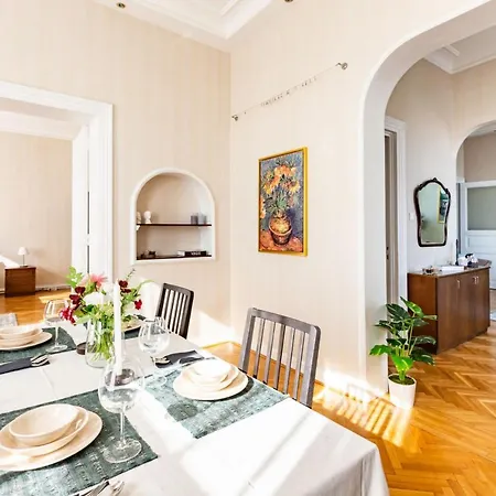 アパート Historical Flat With A Lovely Sea View In Beyoglu イスタンブール