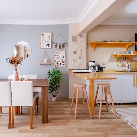 Apartamento Colorful Modern Flat With View 5-min Walk To Istiklal Avenue In Beyoglu Istambul