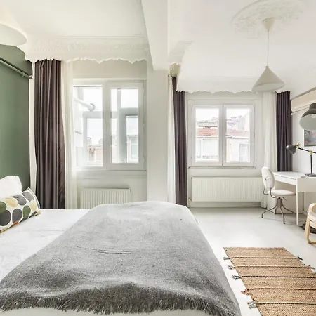 Charming Besiktas Flat With A Lovely Terrace イスタンブール
