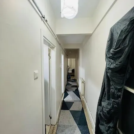 Affordable Private In A Shared Flat In Sisli アパート