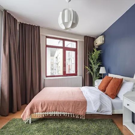Central Flat With Balcony And Terrace In Sisli
