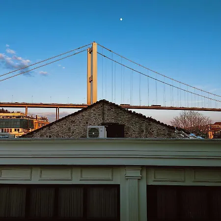 Apartment Triplex House With Bridge View