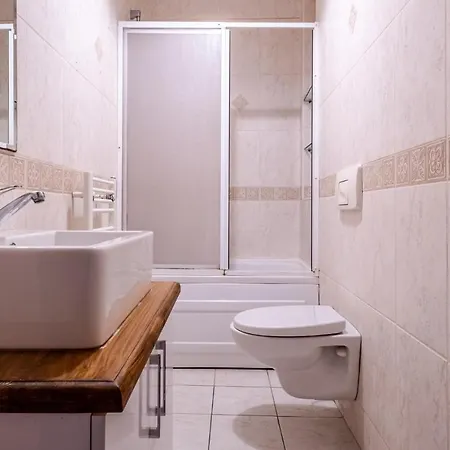 Centrally Located With Balcony In Sisli Стамбул