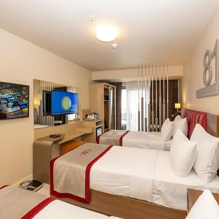 Ramada By Wyndham Pera Taksim מלון