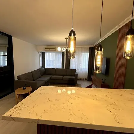 Cozy 2br Renovated 1 Min To Metro