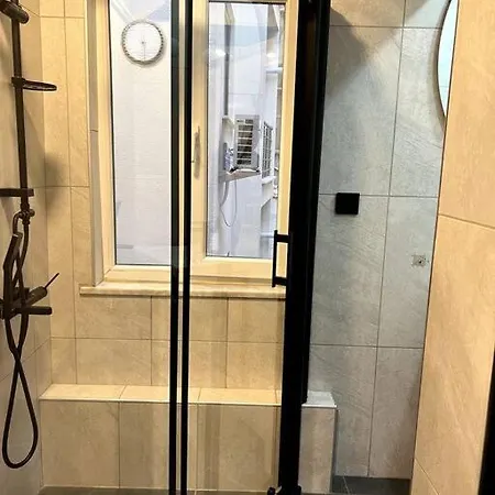 Cozy 2br Renovated 1 Min To Metro Apartment