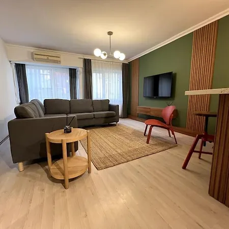 Cozy 2br Renovated 1 Min To Metro Apartment