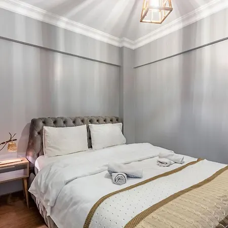 Stylish In Moda Near Popular Attractions With Balcony イスタンブール
