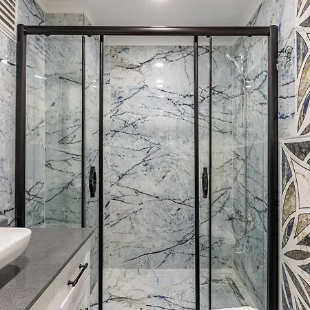 Modern And Well Designed Near Public Transportation In Maltepe *