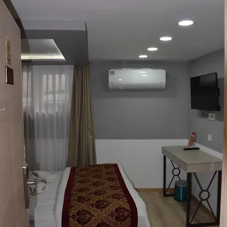 The Lola Hotel