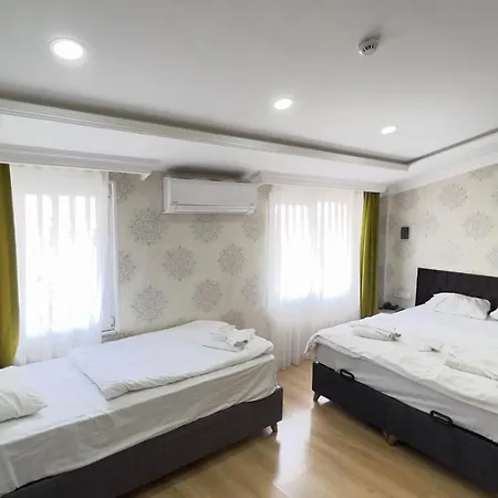 Hotel The Lola 3*