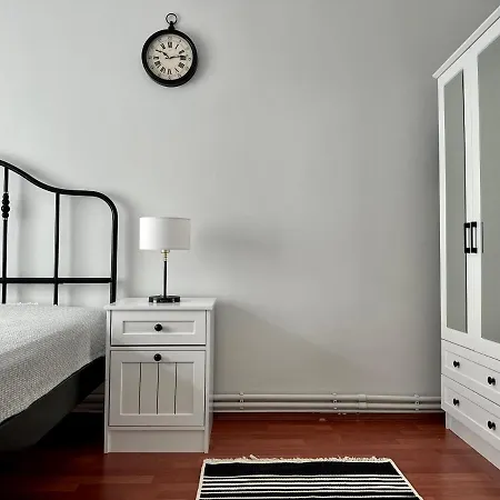 Merkezi Konumda Klimali Aile Dostu Daire Apartment