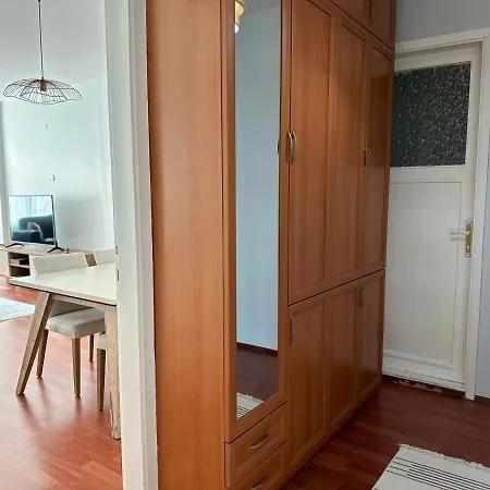 Merkezi Konumda Klimali Aile Dostu Daire Apartment