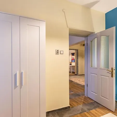 Charming Flat Near Trendy Attractions In Cihangir Apartment