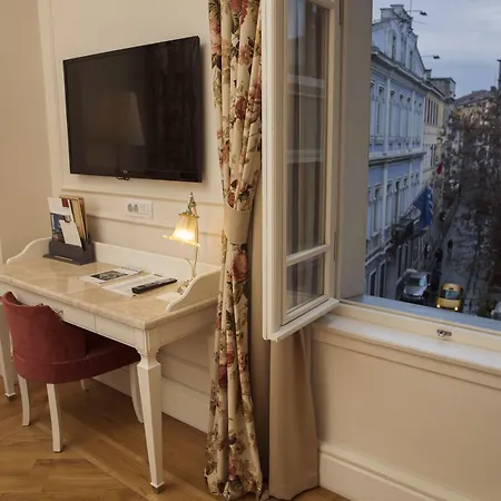 Corinne Art & Boutique Hotel