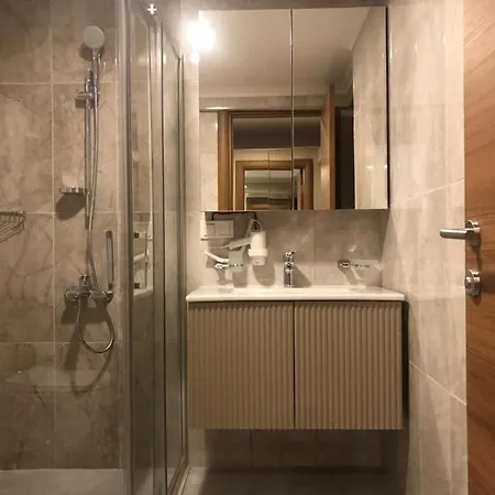 Hotel Grand Iska Palace