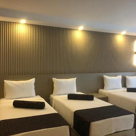 Hotel Grand Iska Palace *
