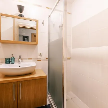 Apartment Spacious Flat 3 Min To Coast And Bagdat Avenue