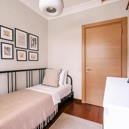 Apartment Spacious Flat 3 Min To Coast And Bagdat Avenue