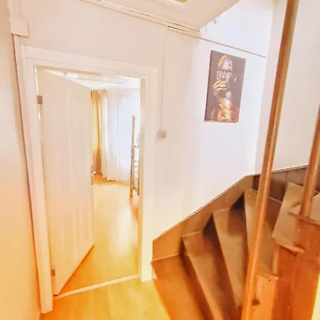 Hostel Taksim History Wooden