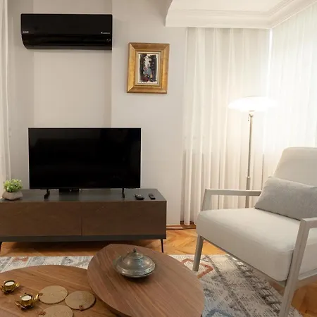 Charming Bagdat Avenue Hideaway, Near Marina *