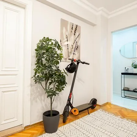 Apartment Charming Bagdat Avenue Hideaway, Near Marina *
