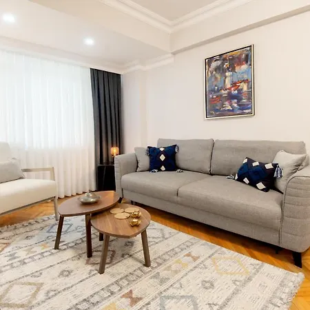 Charming Bagdat Avenue Hideaway, Near Marina Apartment *