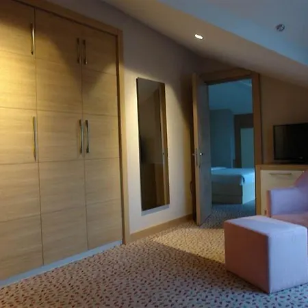 Le Mirage 4*