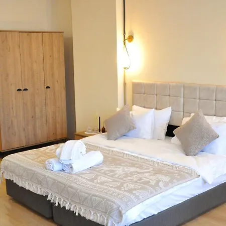 Hotel Golden Door *