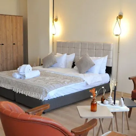 Golden Door Hotel *