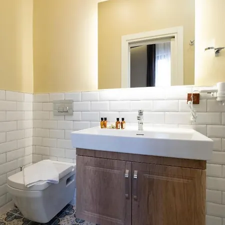 Level Suites - 201 Apartment