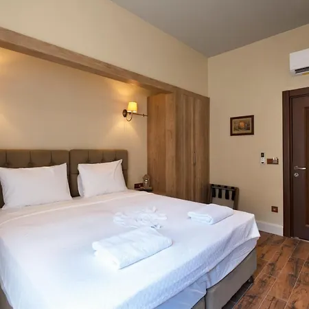 Level Suites - 201