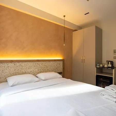 21 Hotel *