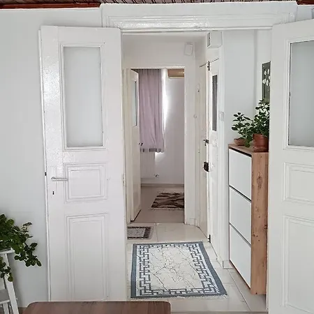 Gunes Hause