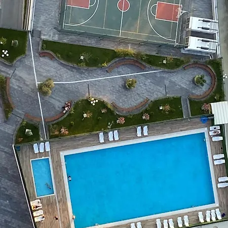 View With Wifi And Pool شقة