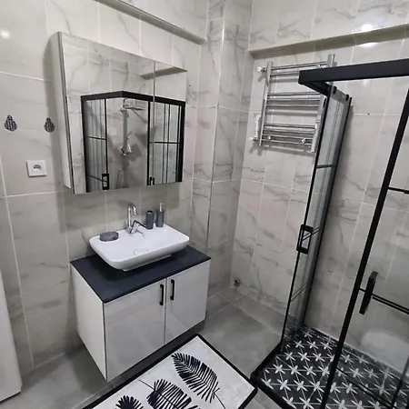 Merkezi Cift Terasli Ev Apartment