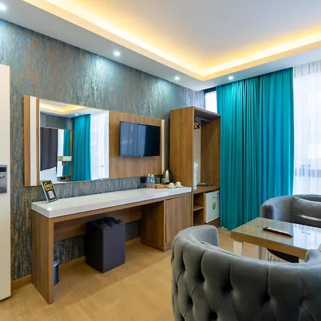 Black Palace Hotel *
