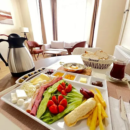 Golden Door Hotel *