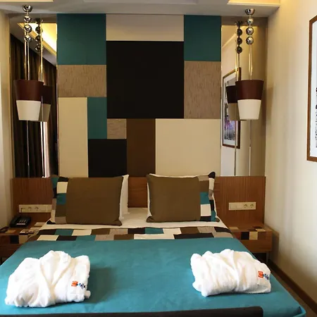 Hotel Collage Pera
