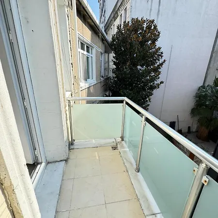 Plaesant With Balcony Apartment